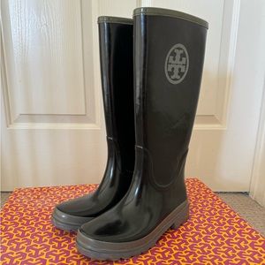 TORY BURCH LOGO RAINBOOTS SZ 7 excellent black gray